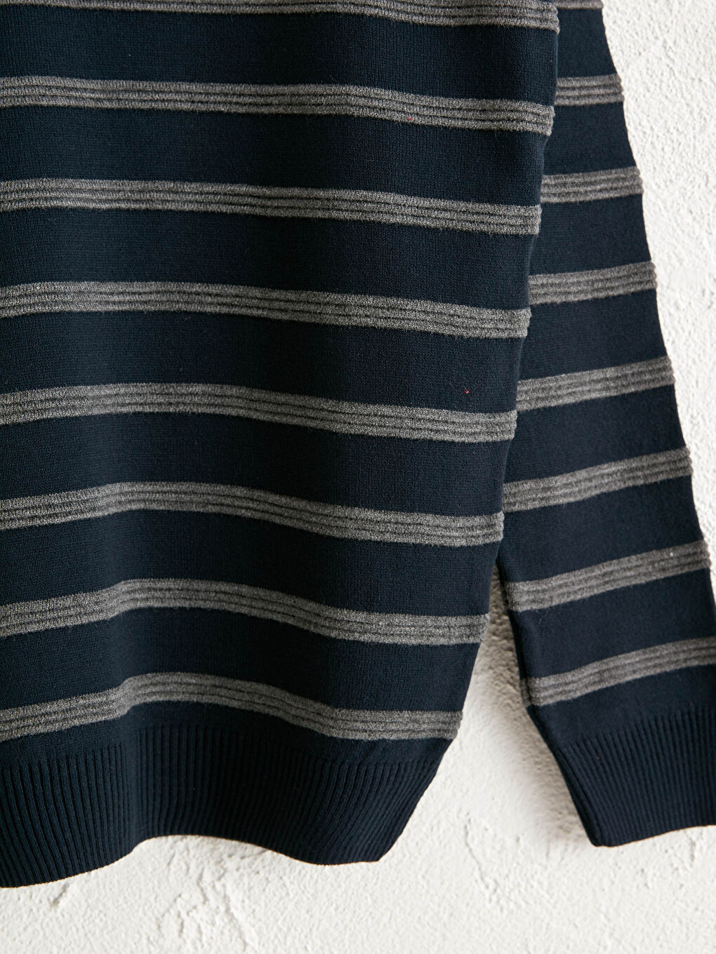 Полосатый Свитер с Круглым Вырезом из Легкого Трикотажа-3