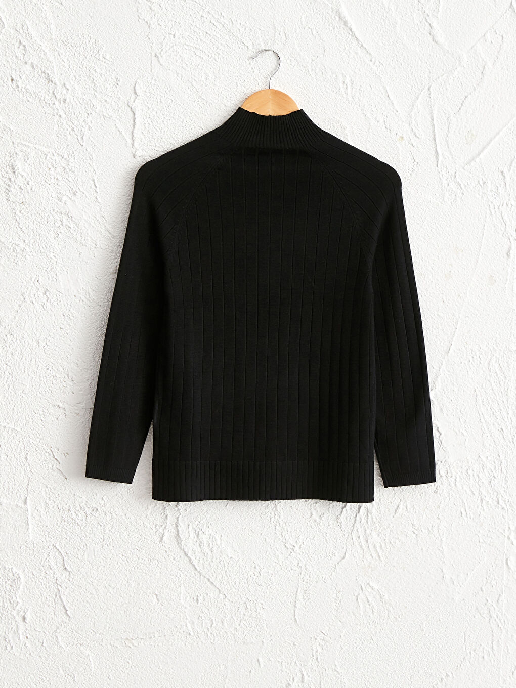 Легкий трикотажный джемпер с воротником под горло-1