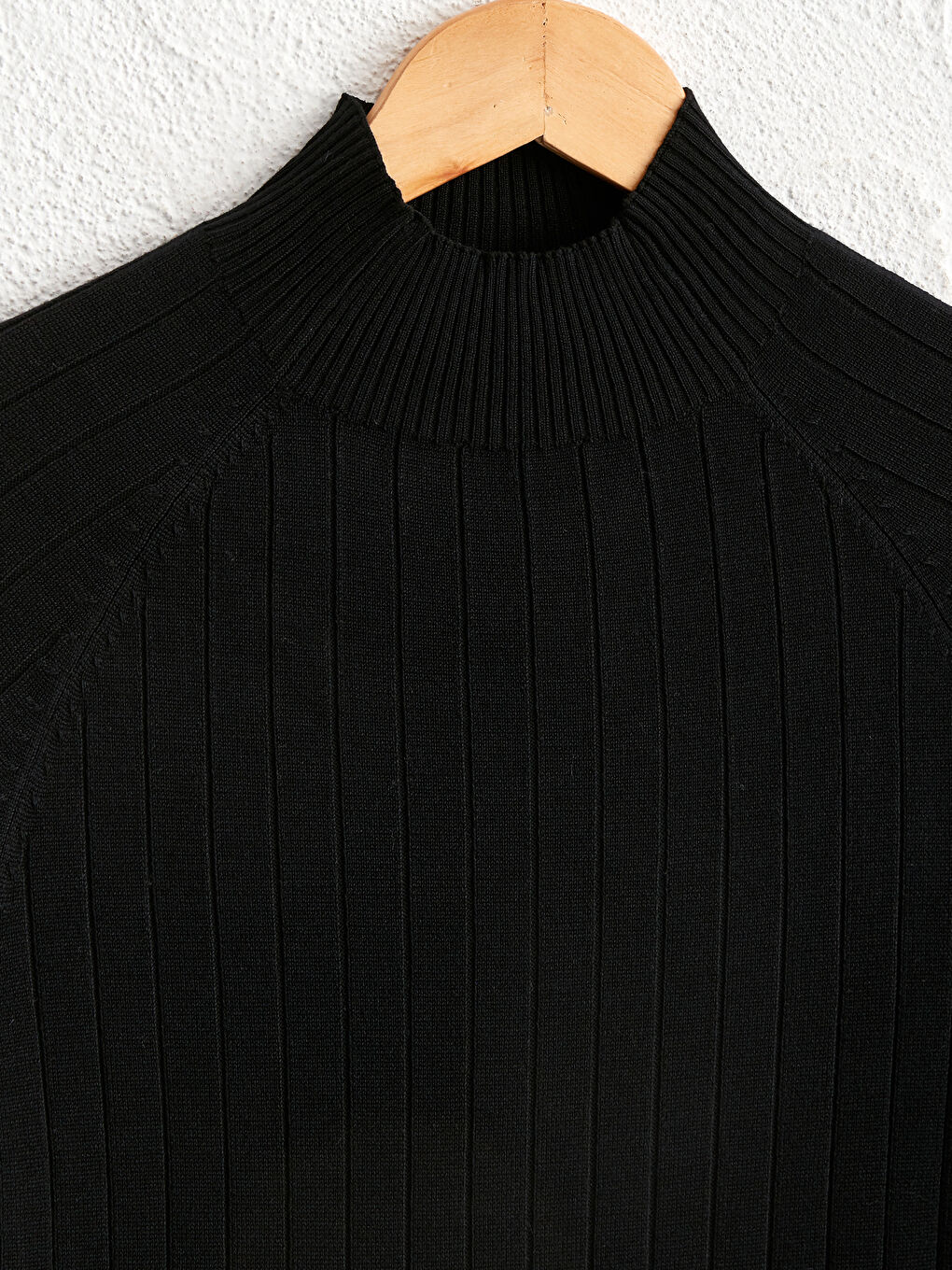 Легкий трикотажный джемпер с воротником под горло-2