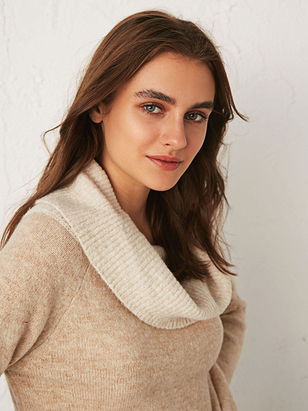 Өрнексіз қиғаш мойын трикотаж жемпір-1