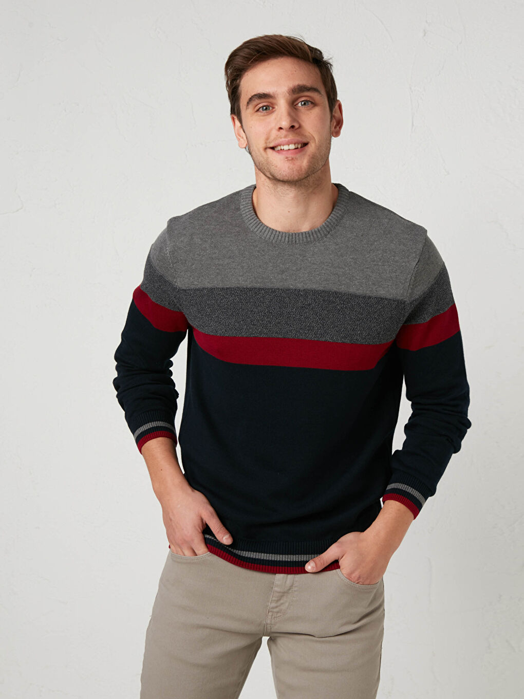 Раиран трикотажен пуловер с кръгла яка