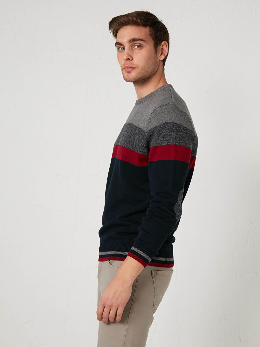 Раиран трикотажен пуловер с кръгла яка-1