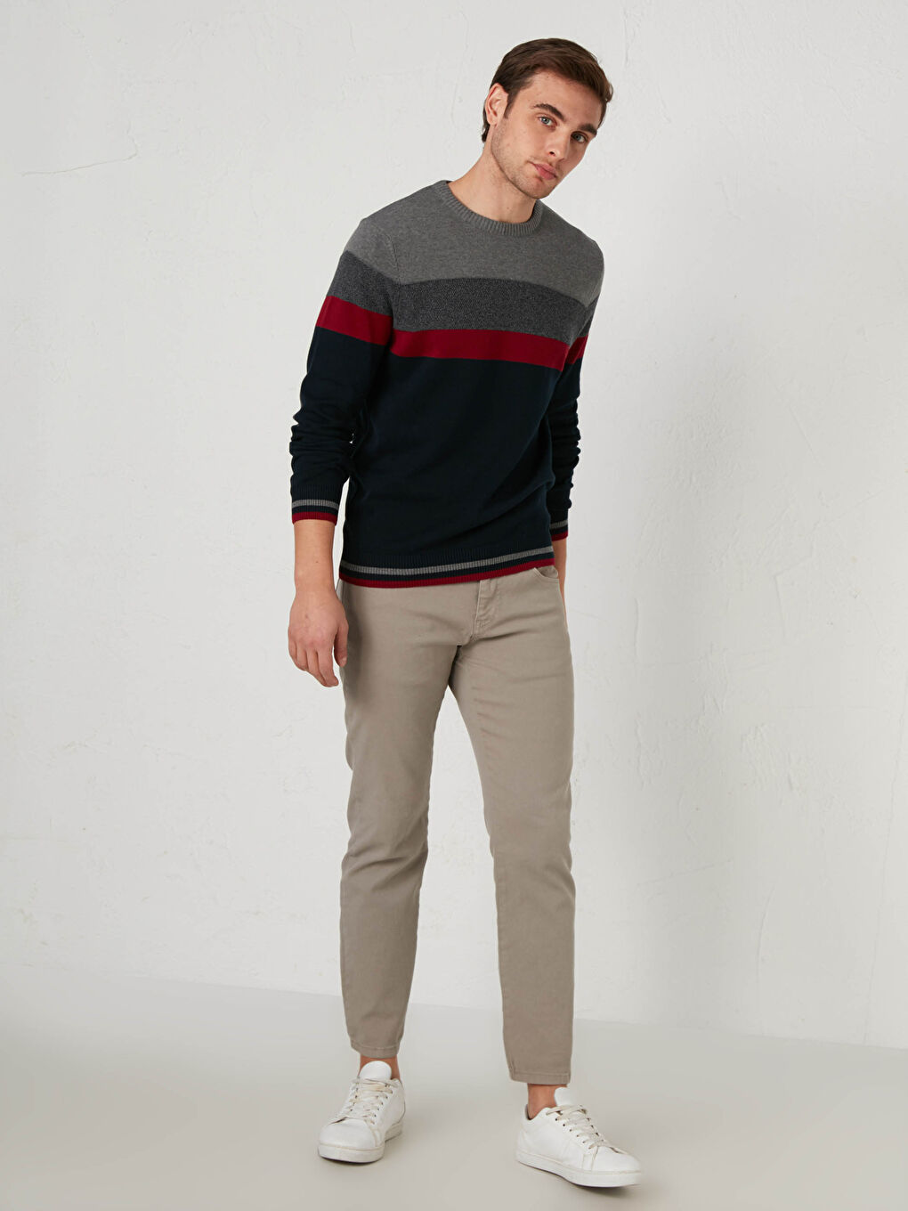 Раиран трикотажен пуловер с кръгла яка-2