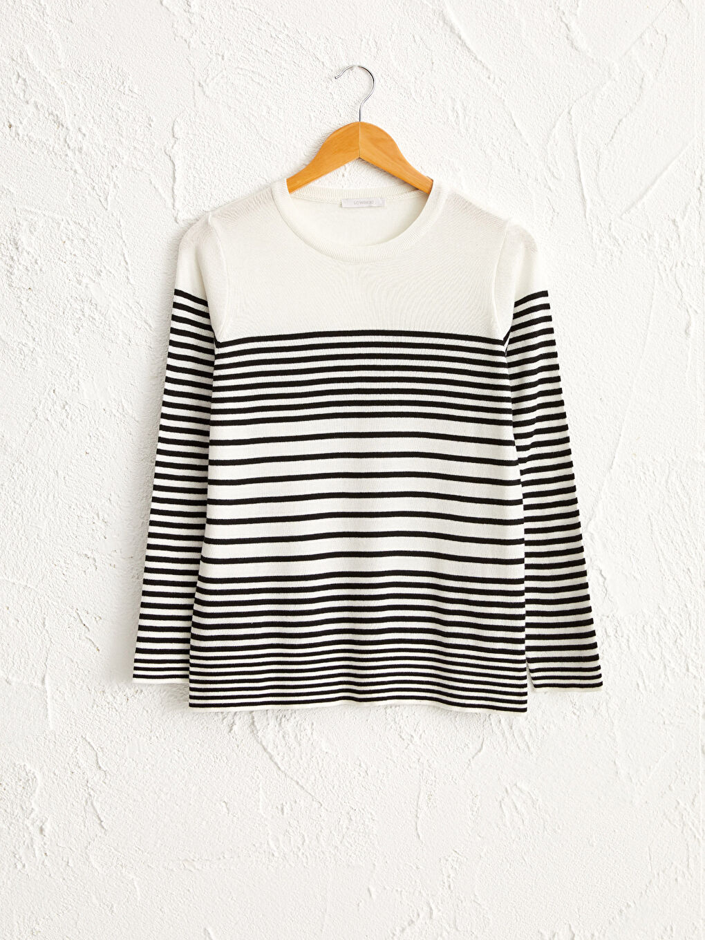 Легкий полосатый трикотажный свитер