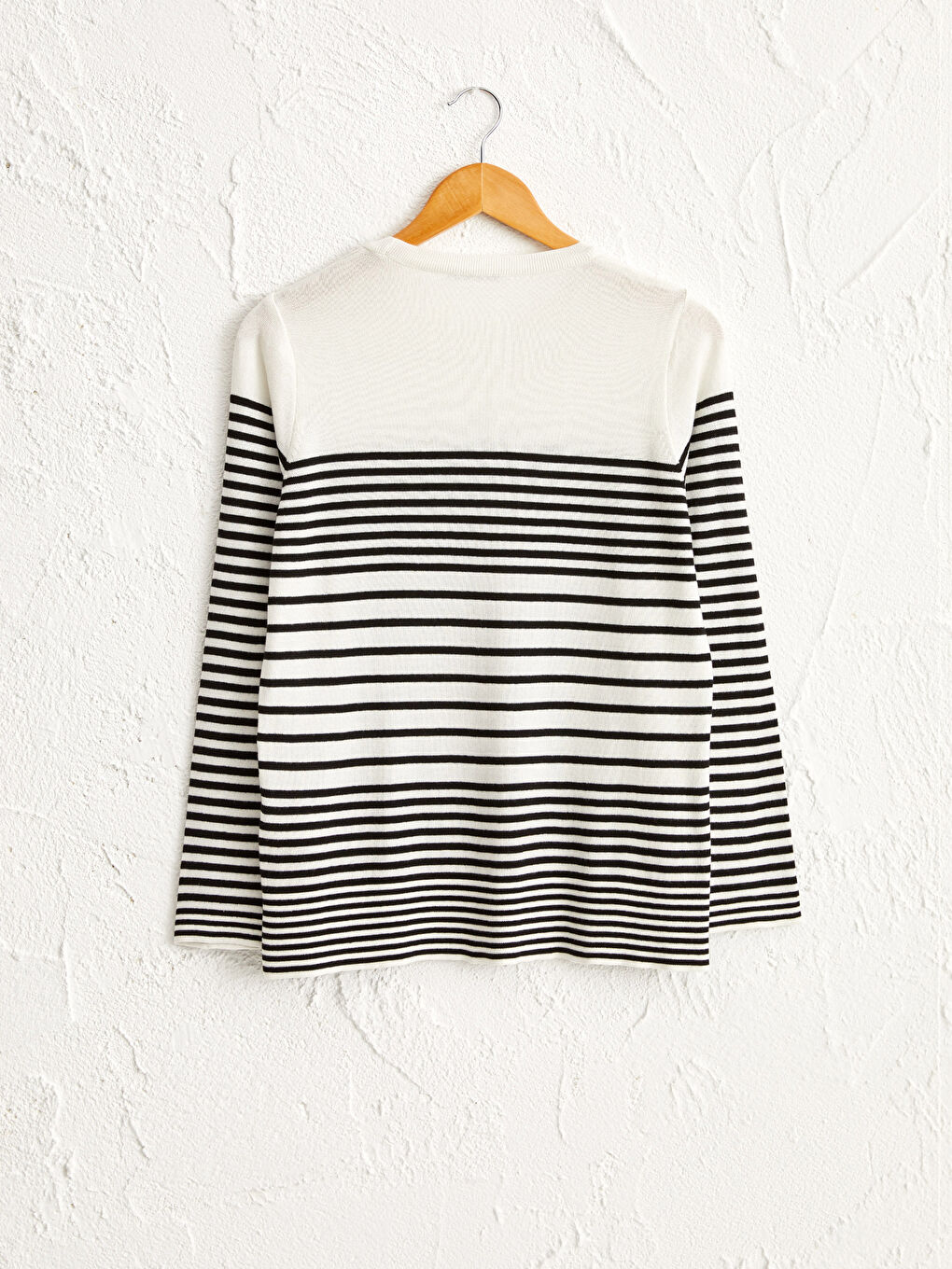 Легкий полосатый трикотажный свитер-1