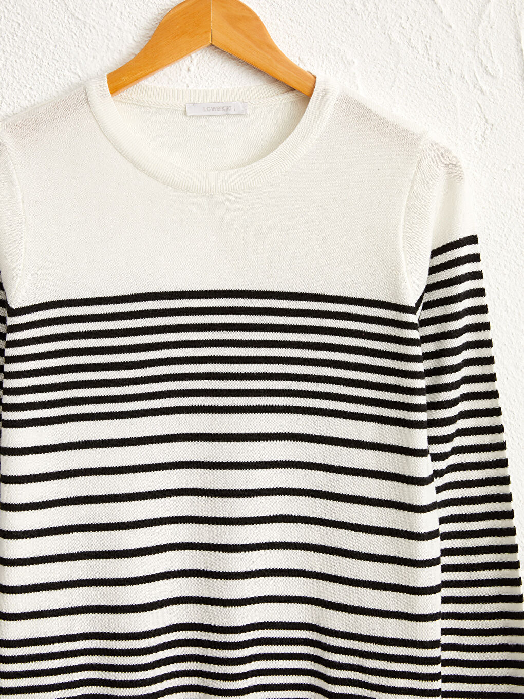 Легкий полосатый трикотажный свитер-2