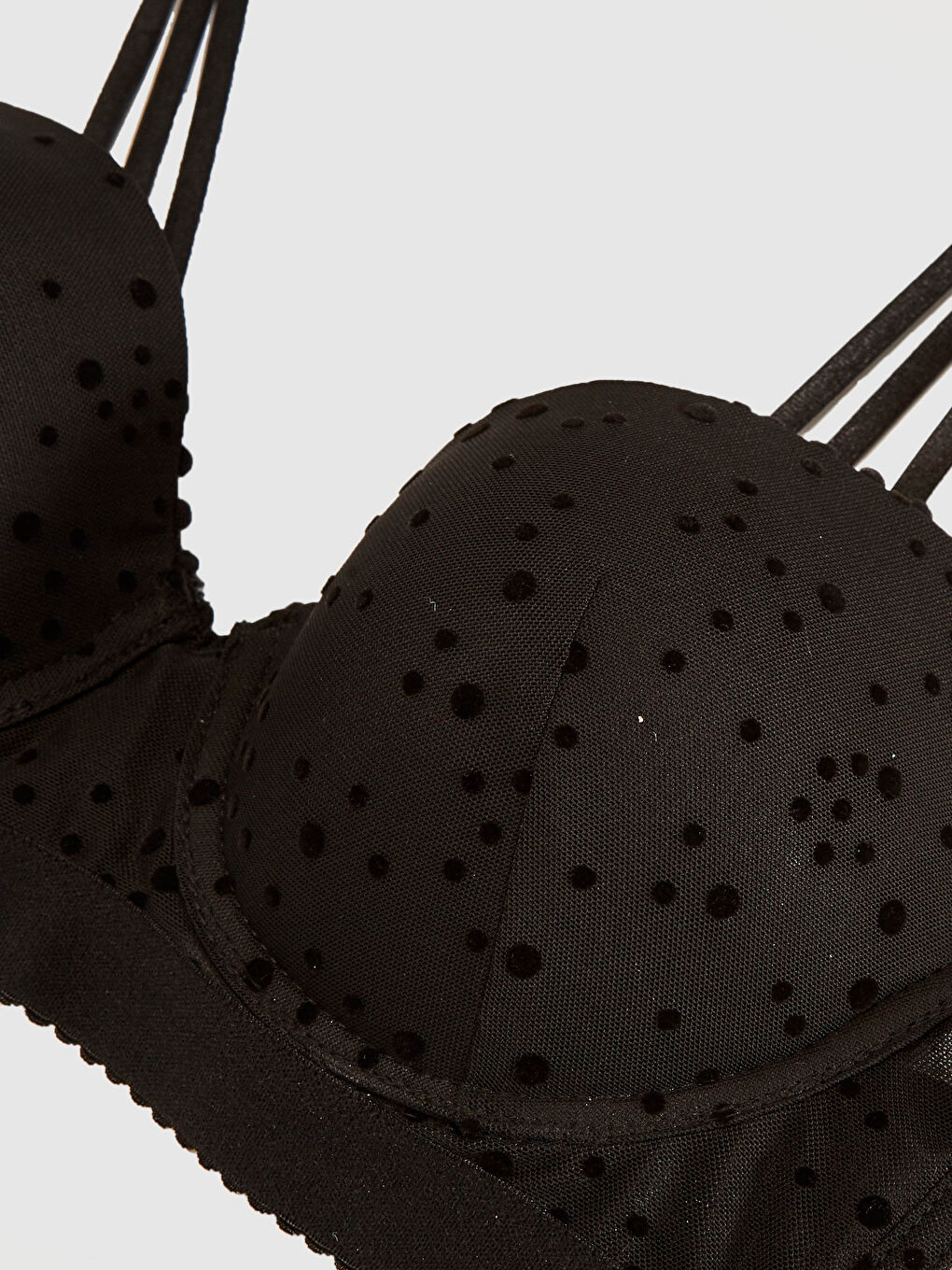 Siyah Yaka Detaylı Tam Dolgulu Dantelli Fantezi Sütyen-1