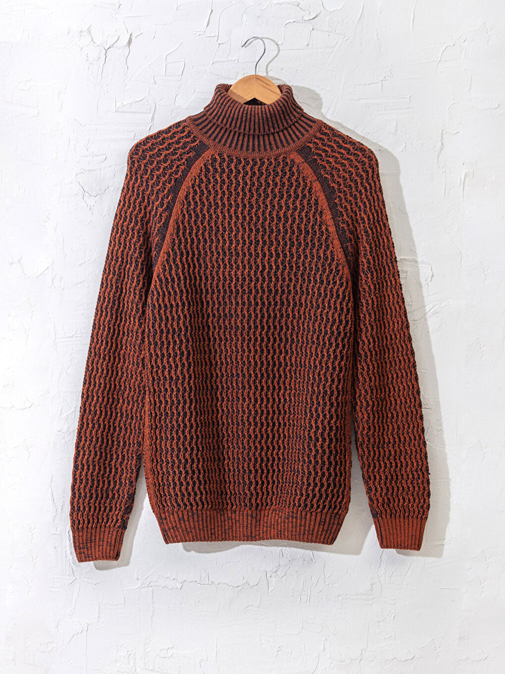 Светр звичайного крою з водолазкою з товстого трикотажу