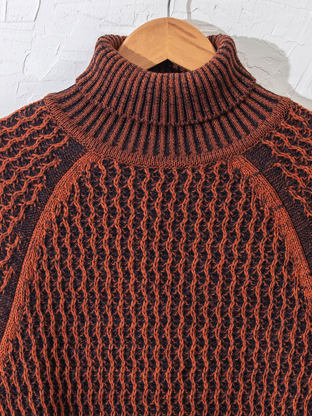 Светр звичайного крою з водолазкою з товстого трикотажу-2