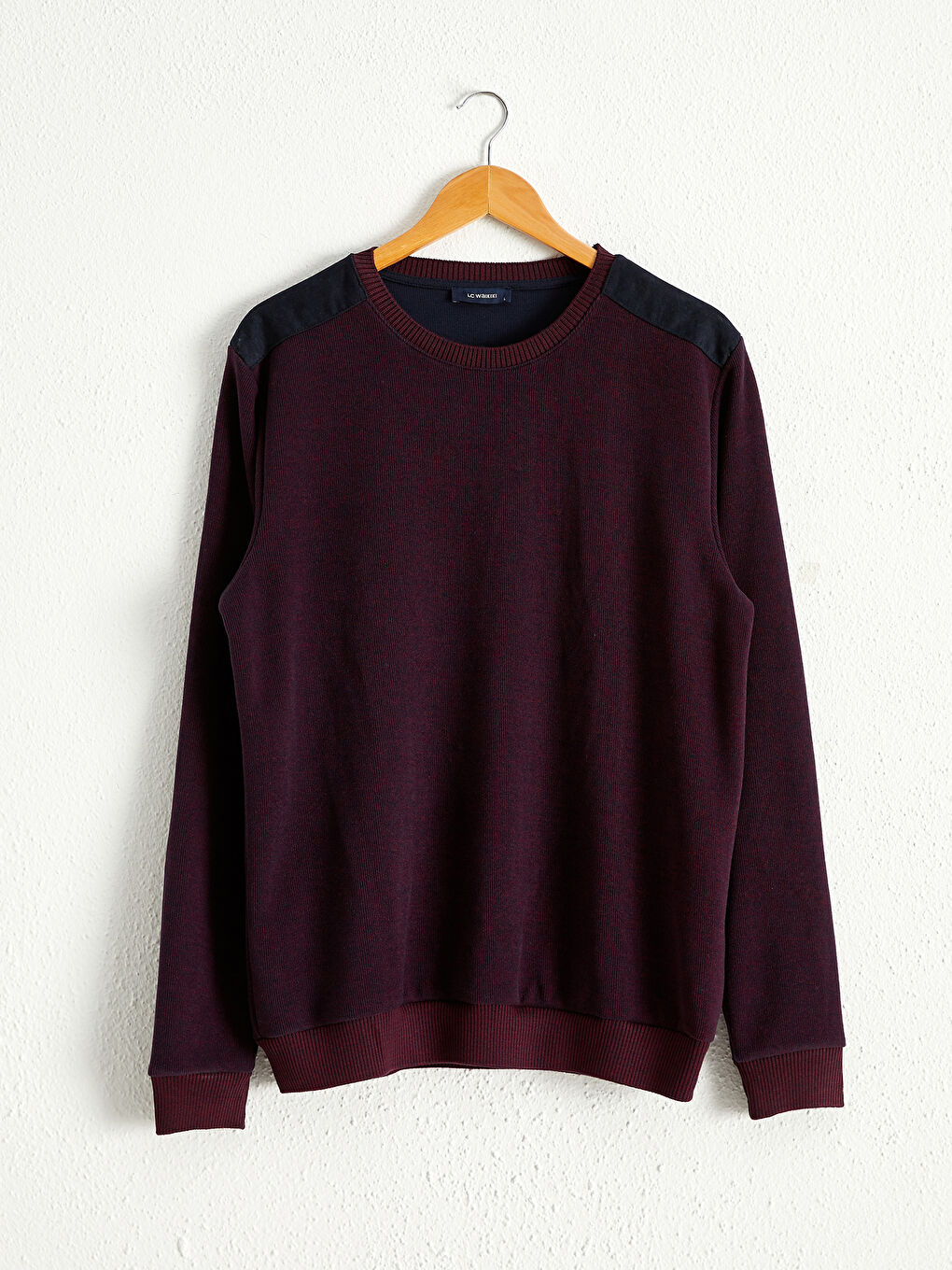 Базовый свитшот с круглым вырезом