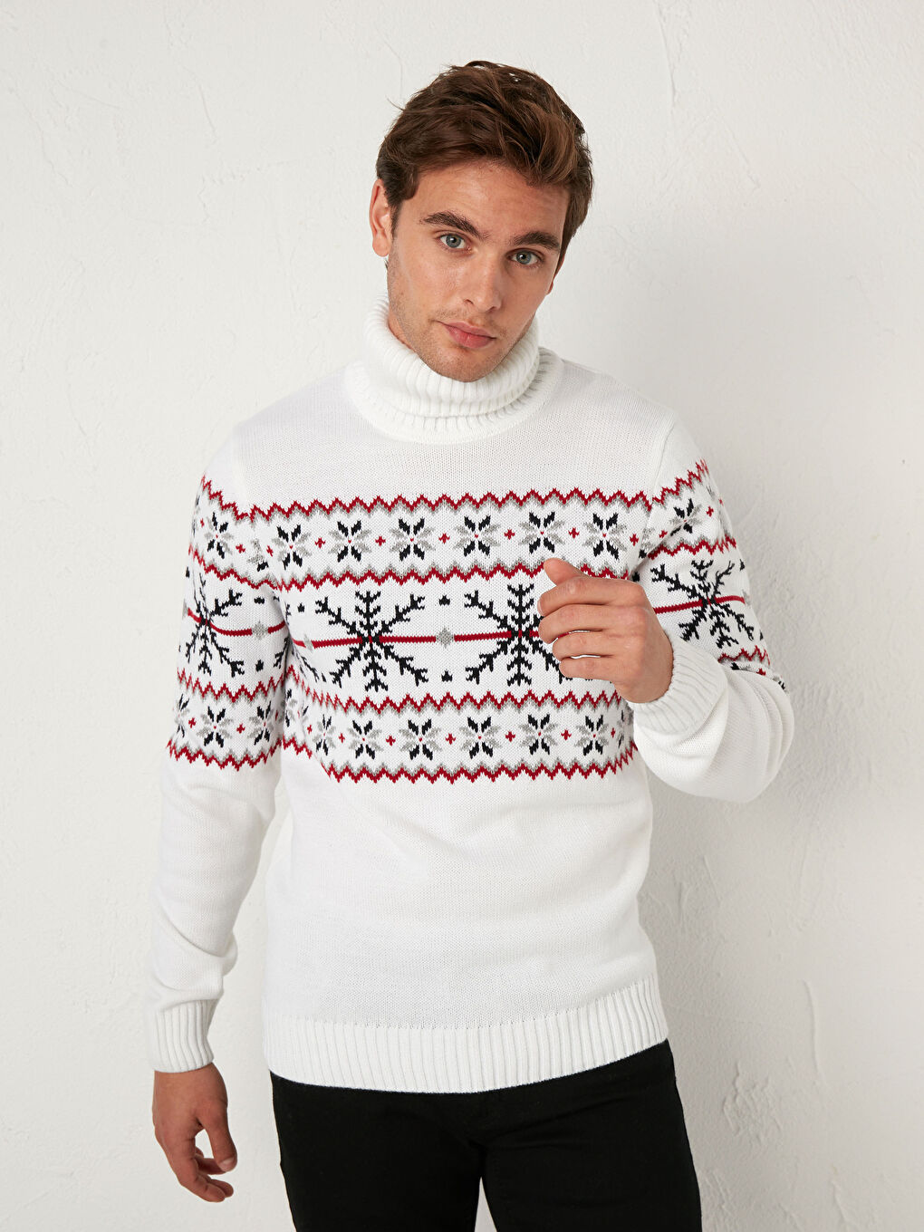 Pulover Tricotat cu Guler Înalt și Model