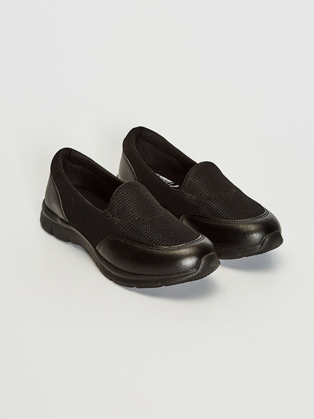 Әйелдерге арналған тартылып киілетін белсенді кроссовкалар