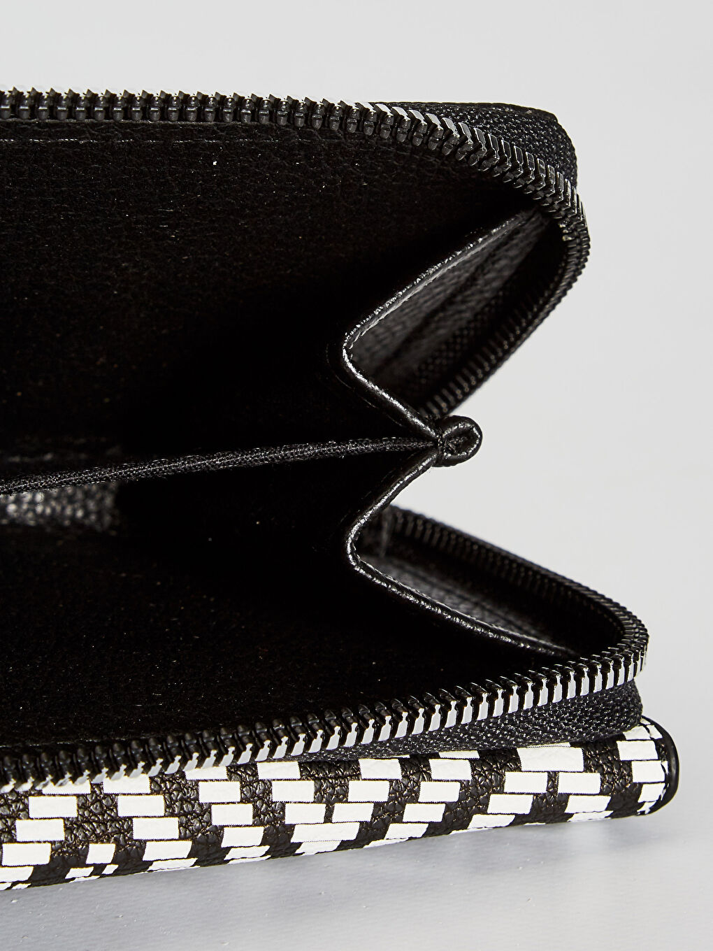 محفظة جلدية بتصميم عرقي-3