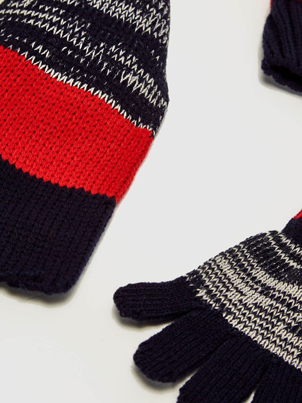 Ұл баланың трикотаж берет, қолғап және шарфтар-1