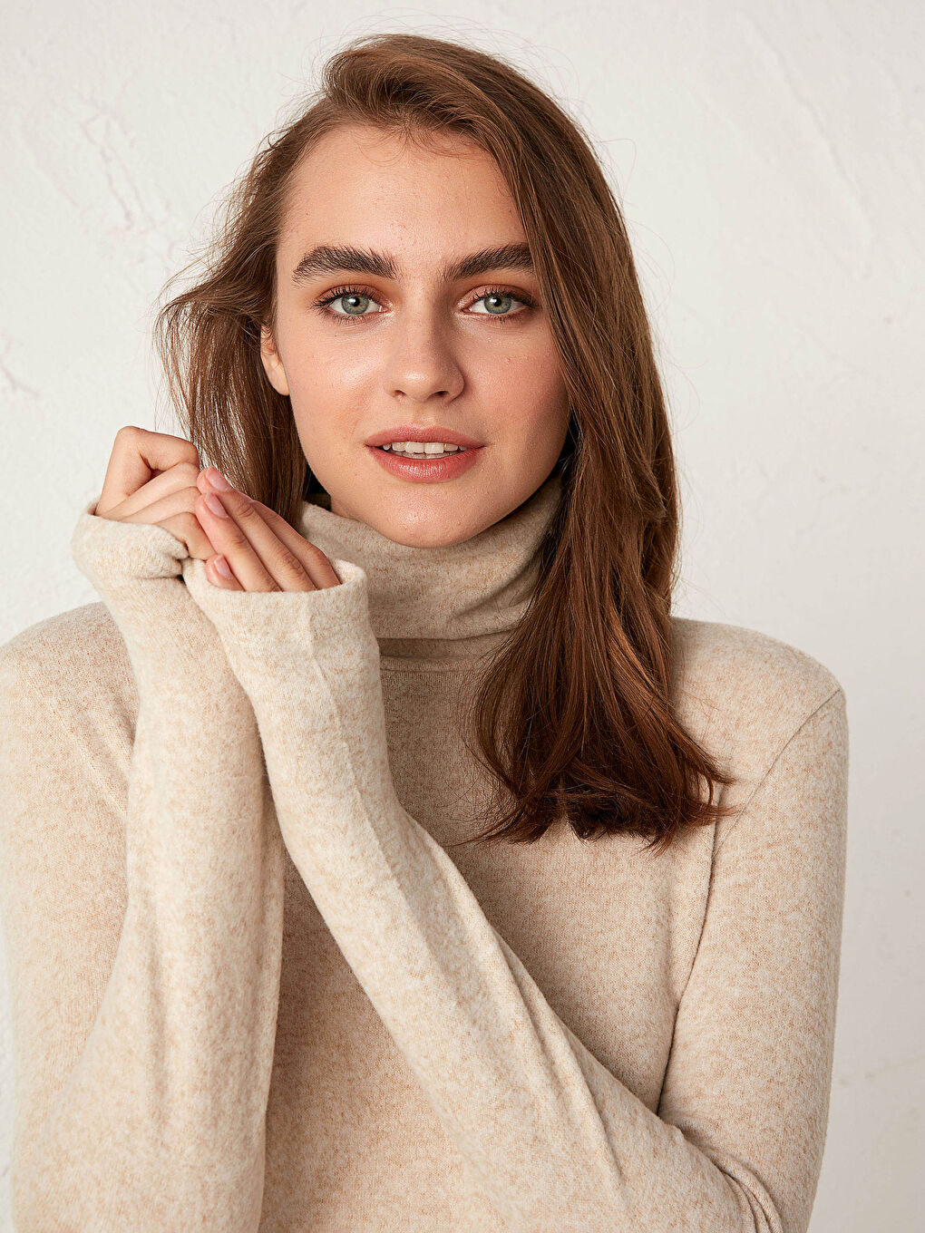 Bej Dik Yaka Düz Uzun Kollu Kadın Tişört-2