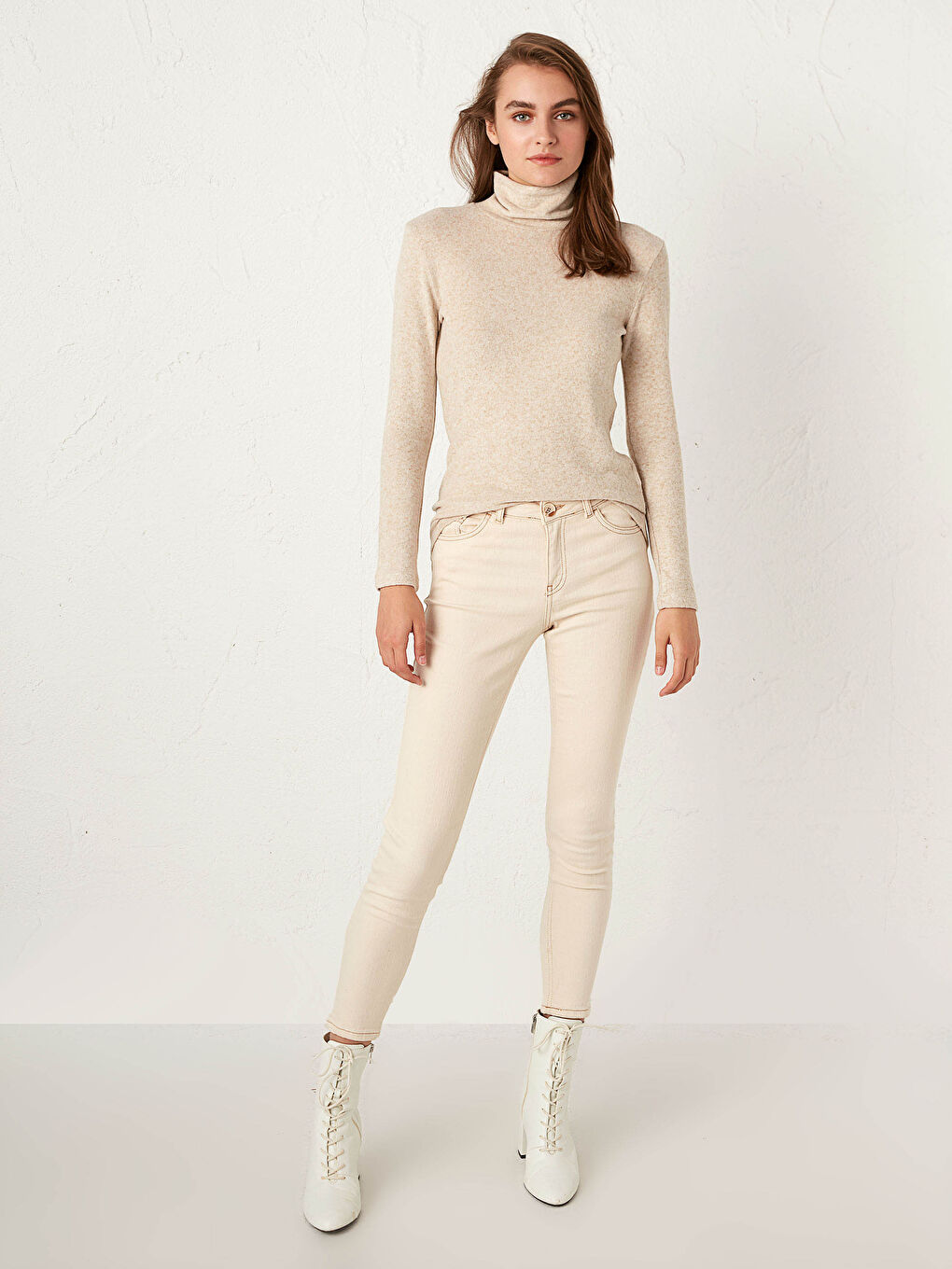 Bej Dik Yaka Düz Uzun Kollu Kadın Tişört-4