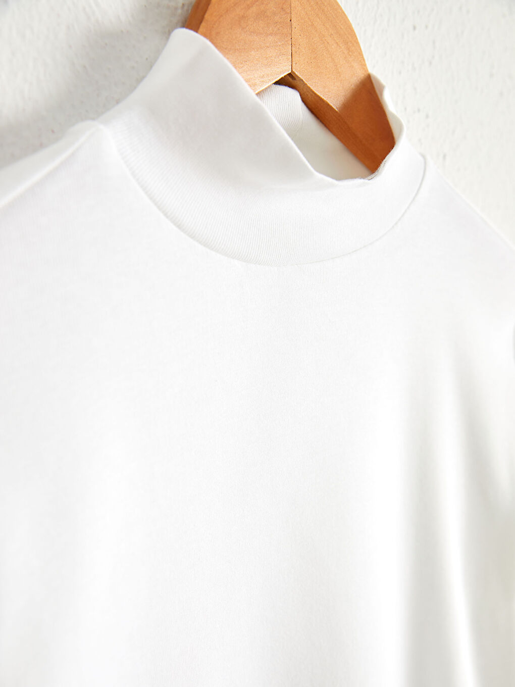 Beyaz Dik Yaka Düz Uzun Kollu Pamuklu Kadın Tişört-1