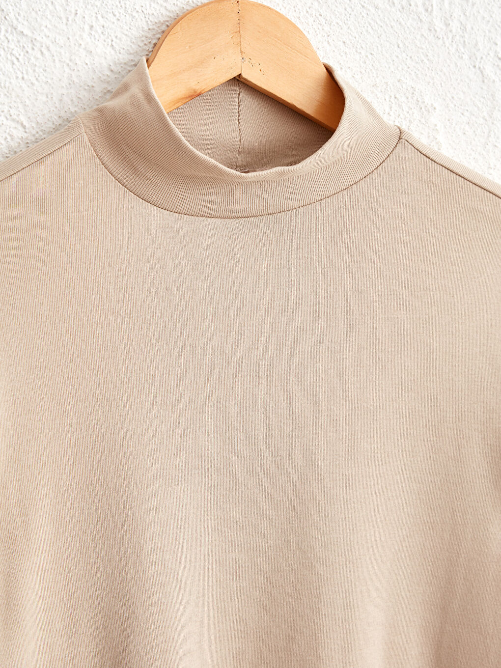 Bej Dik Yaka Düz Uzun Kollu Pamuklu Kadın Tişört-1