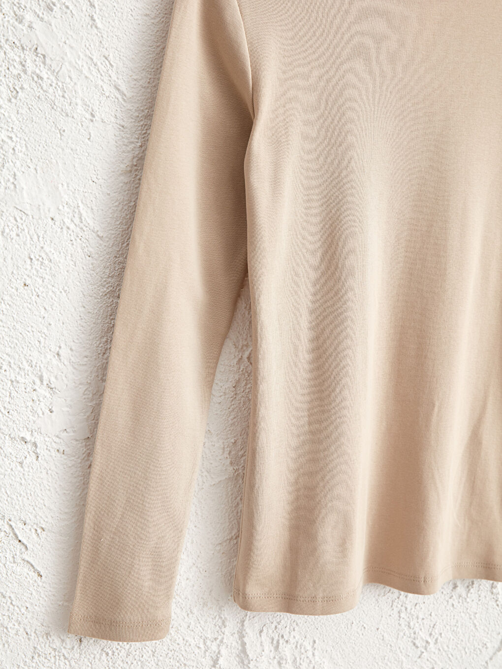 Bej Dik Yaka Düz Uzun Kollu Pamuklu Kadın Tişört-3