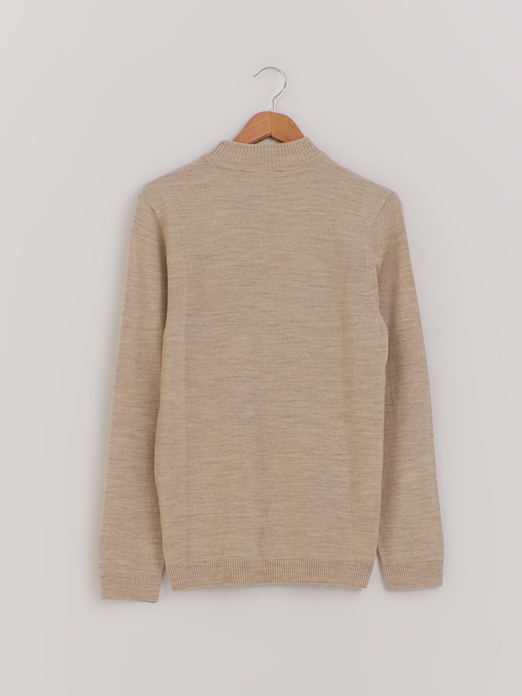 Легкий в'язаний джемпер з високим коміром-1