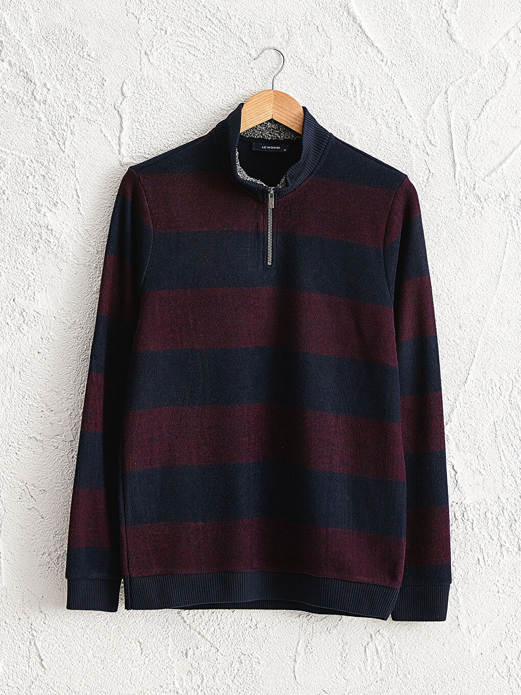 سويت شيرت مخطط بياقة قمع