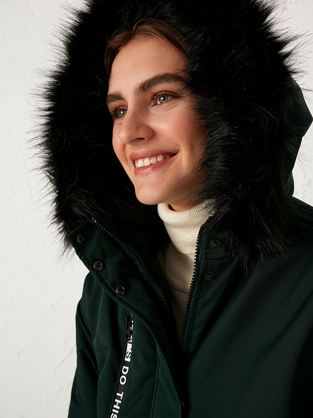 Yeşil Kapüşonlu Uzun Kollu Kadın Mont-3