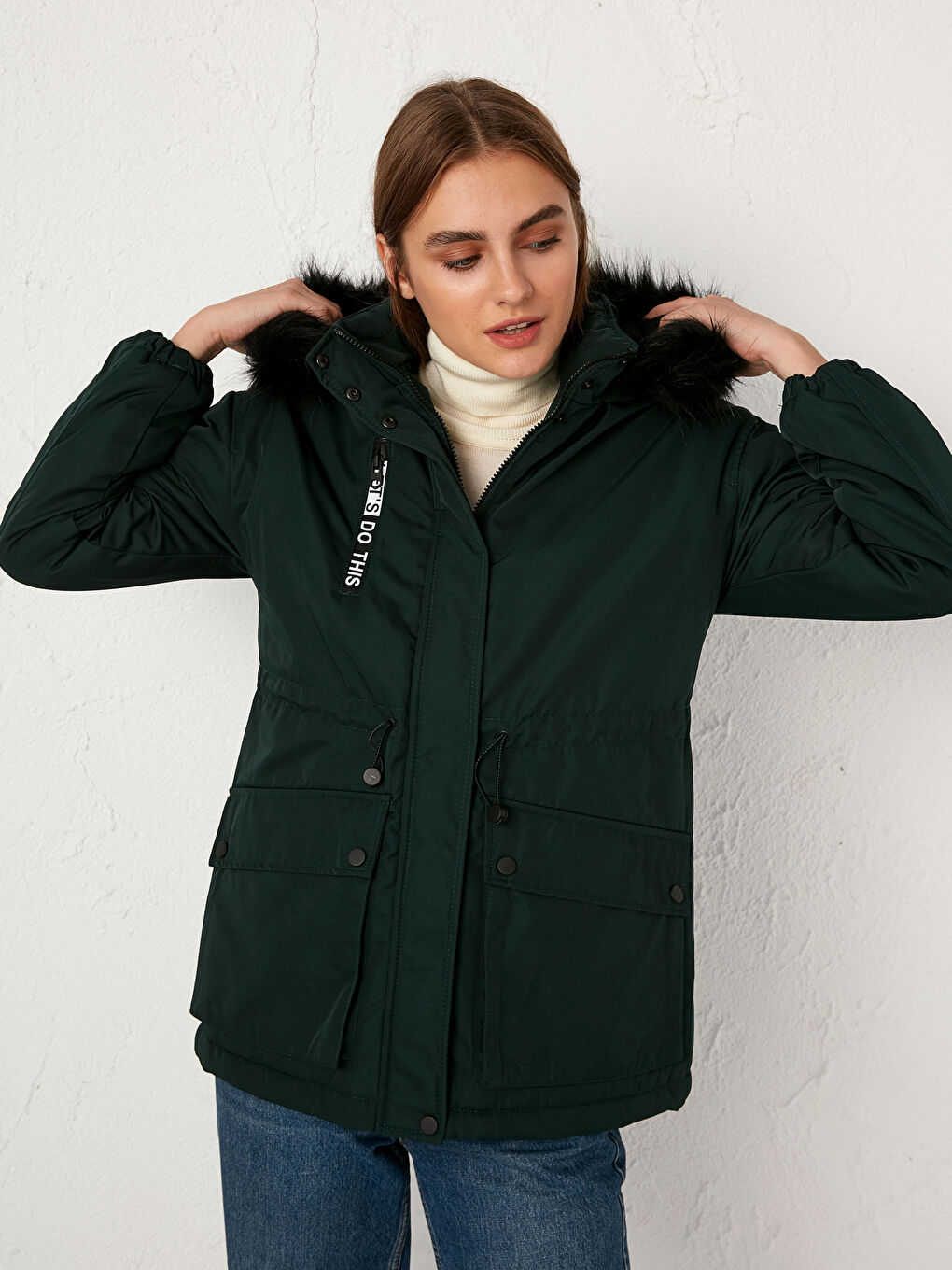 Yeşil Kapüşonlu Uzun Kollu Kadın Mont