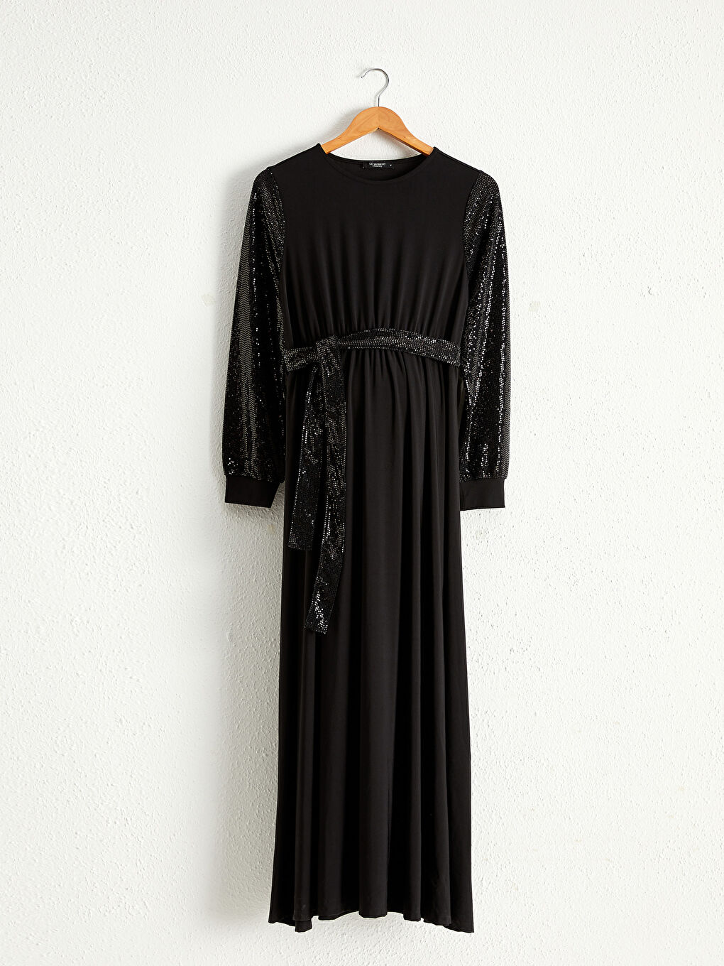 فستان حمل طويل مزين بحزام