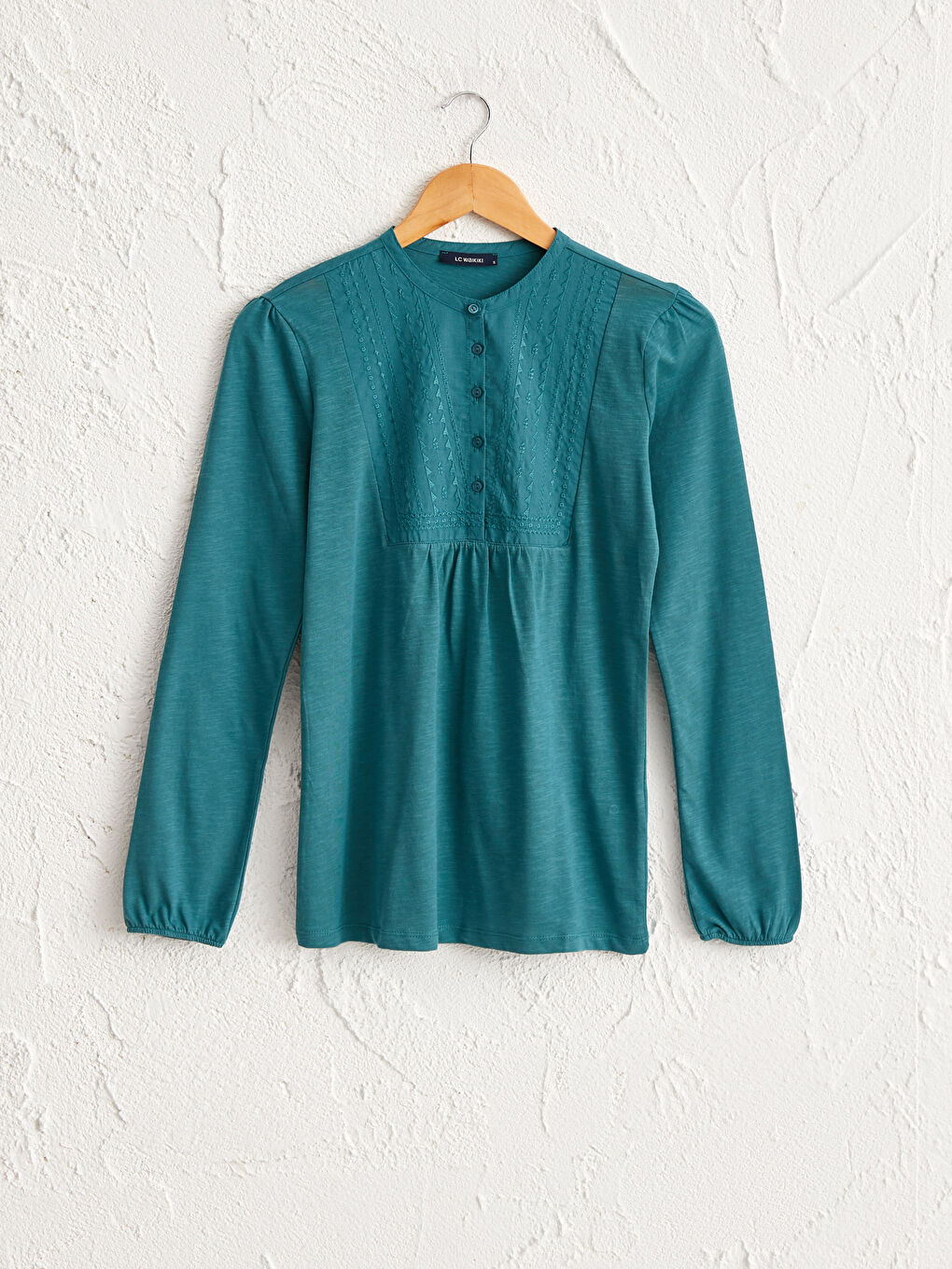 Футболка з вишивкою на горловині з бавовни