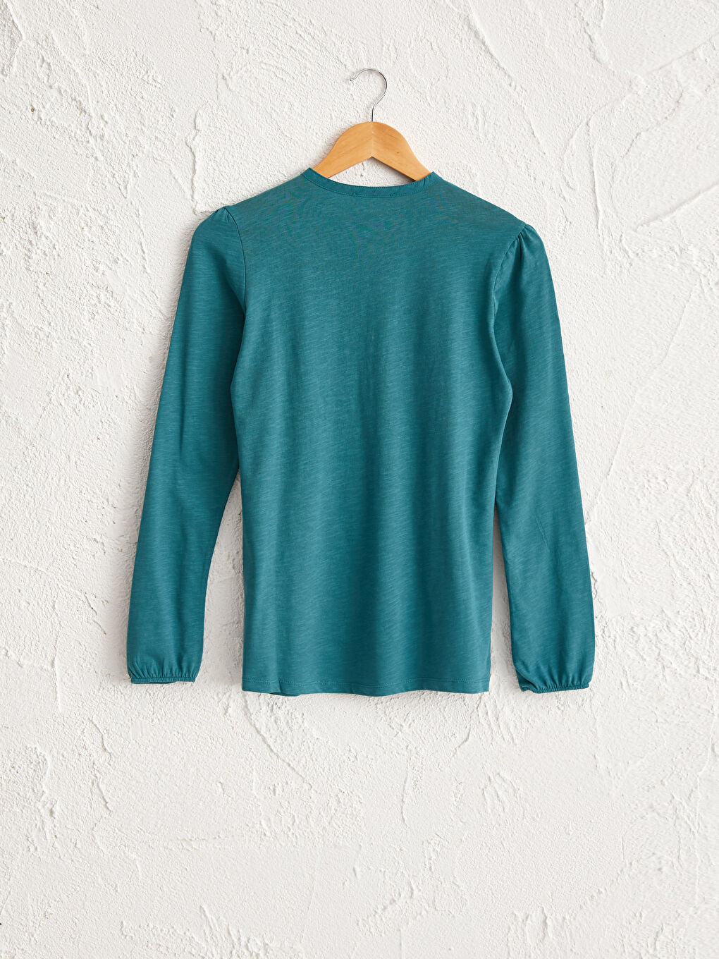 Футболка з вишивкою на горловині з бавовни-1