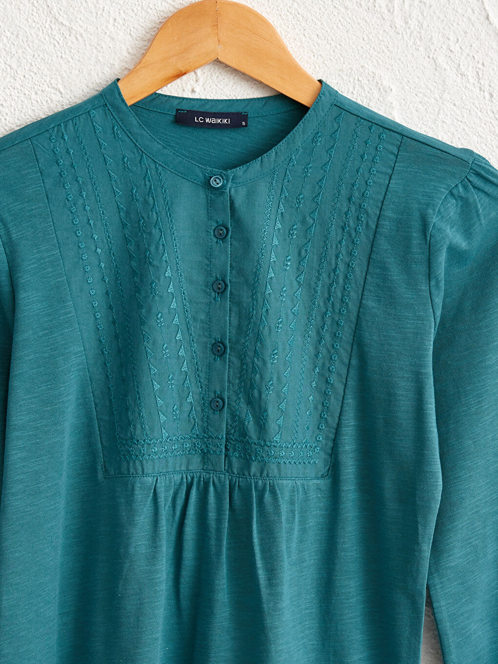 Футболка з вишивкою на горловині з бавовни-2