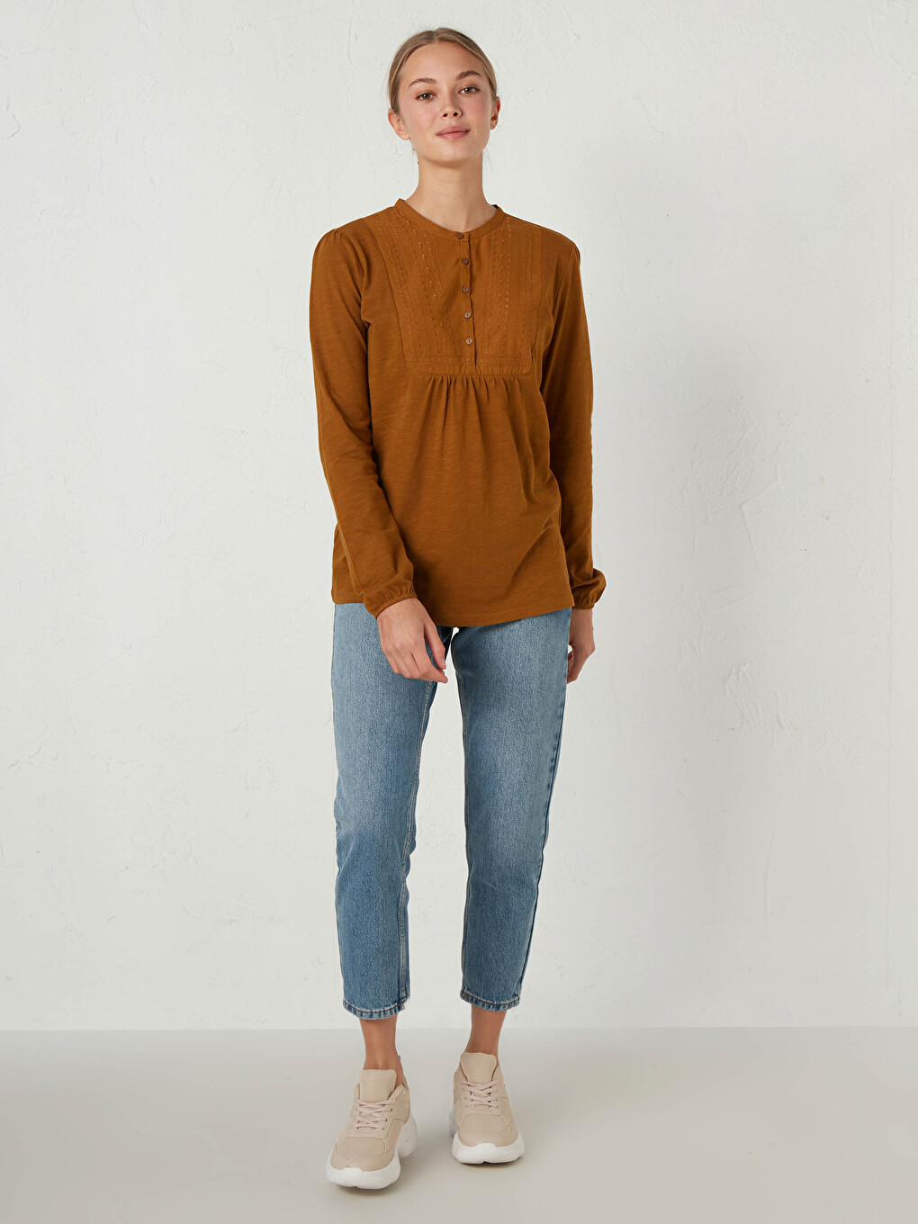 Embroidery Neck Cotton T-shirt-4