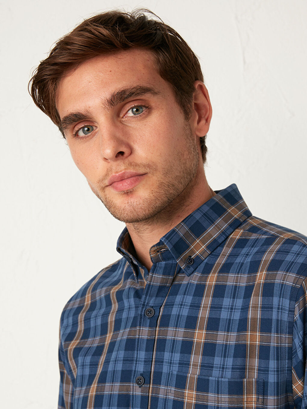 قميص بأكمام طويلة بقصة عادية