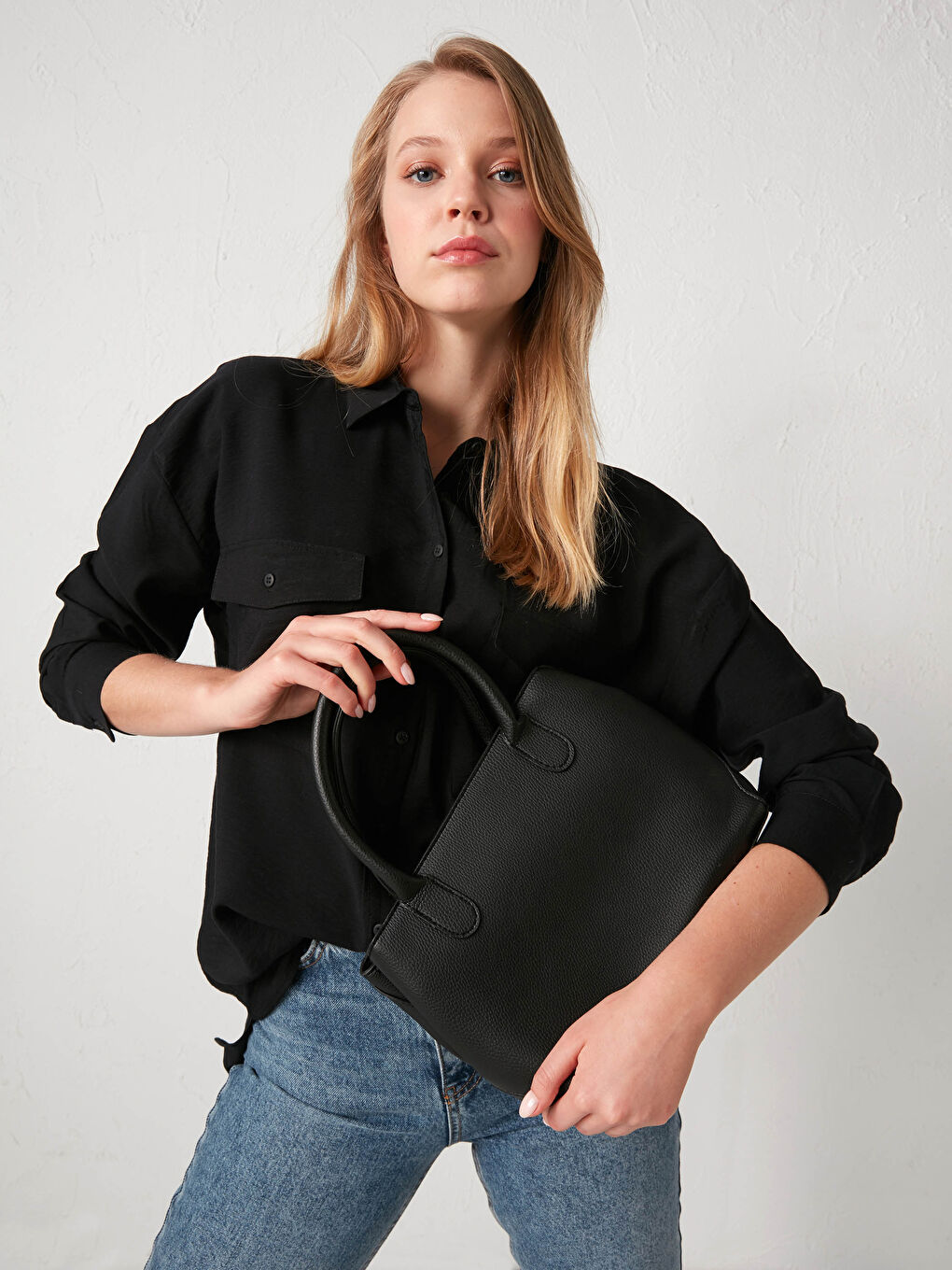 Siyah Deri Görünümlü Çanta-1