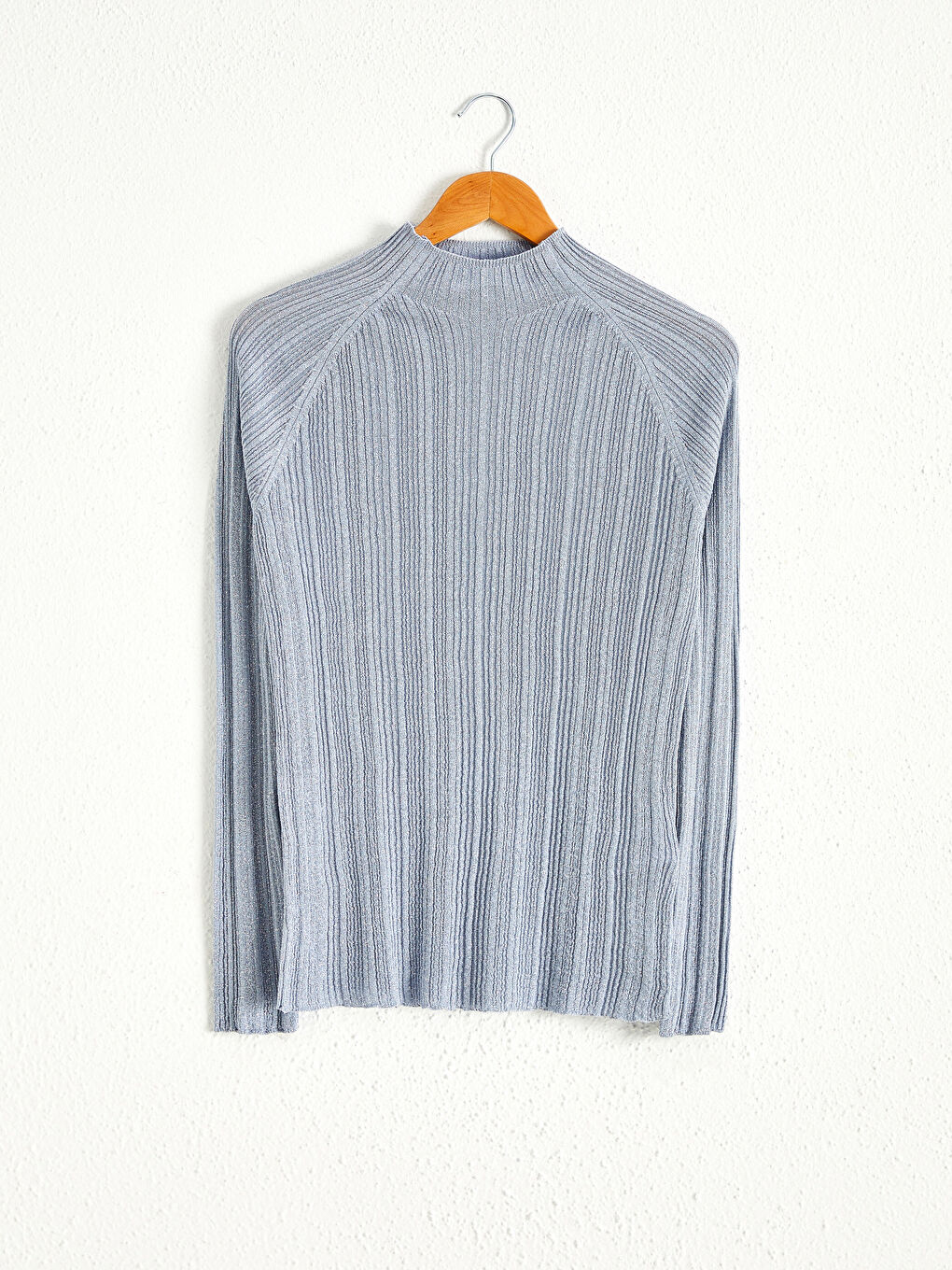 биік жағалы жұқа трикотаж жемпір