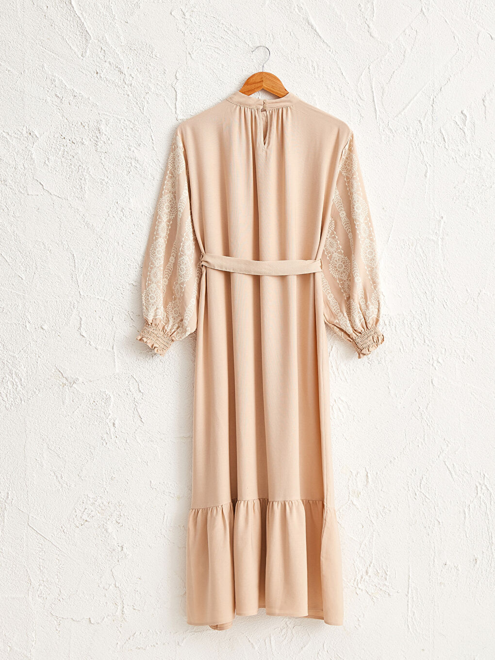 Bej Kolları Baskı Detaylı Kuşaklı Uzun Elbise-1