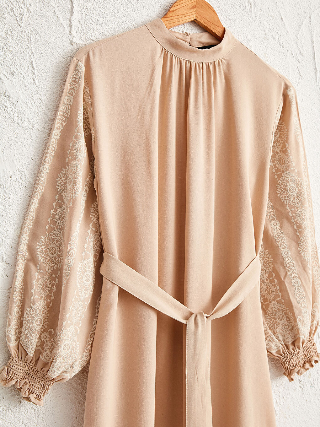 Bej Kolları Baskı Detaylı Kuşaklı Uzun Elbise-2