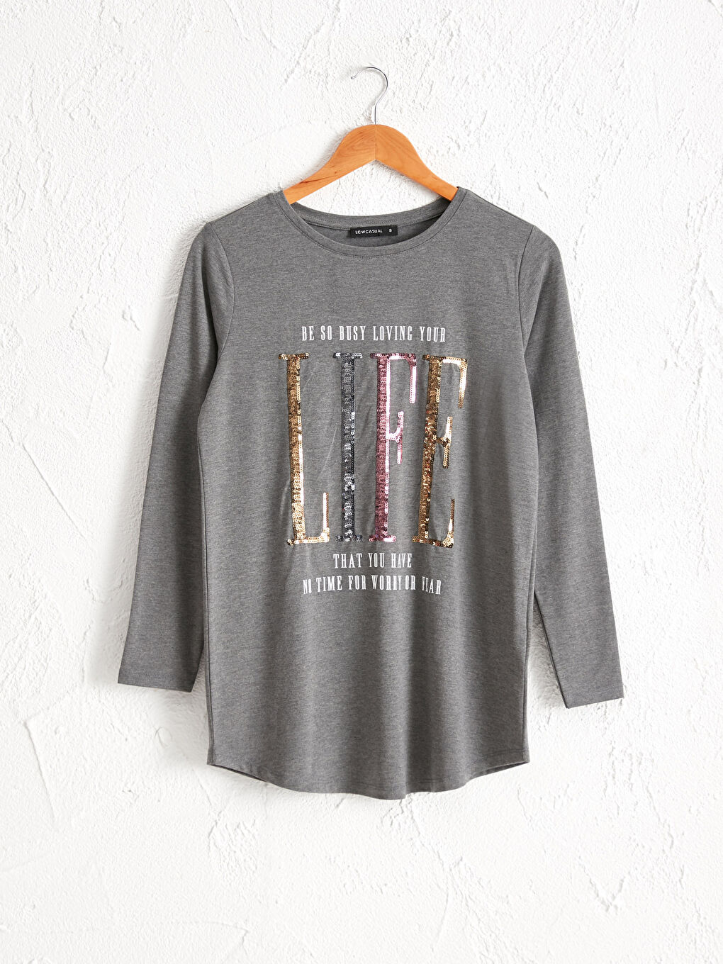 Футболка з принтом літер та паєтками
