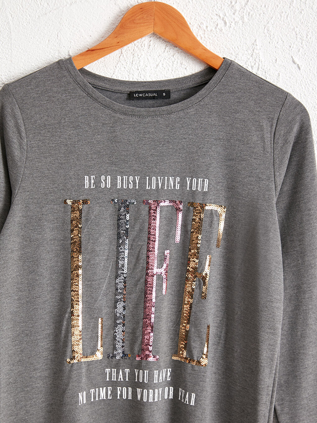 Футболка з принтом літер та паєтками-2