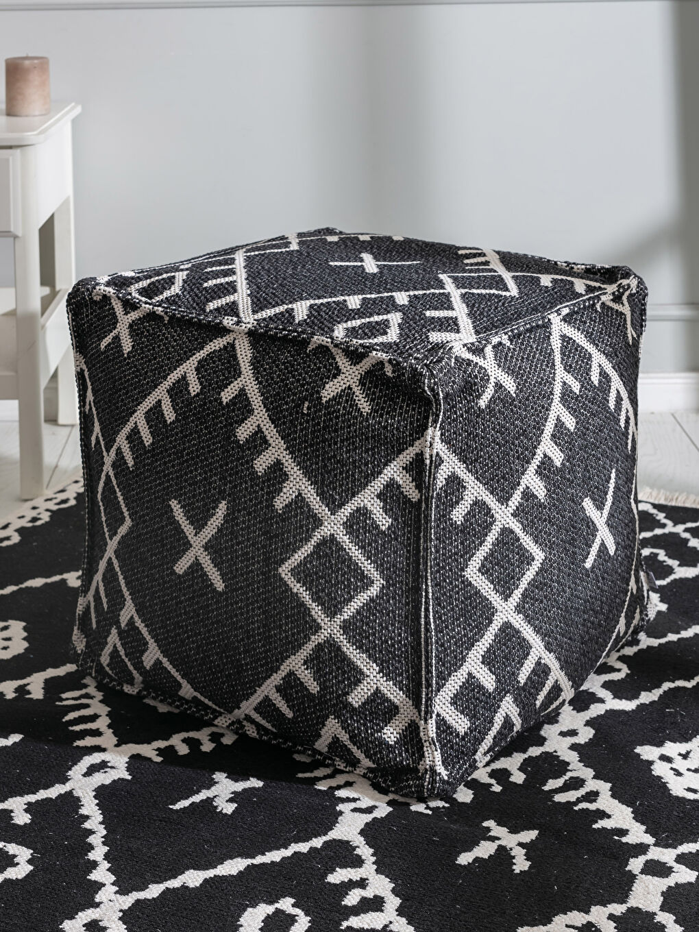 مسند للقدمين مزخرف