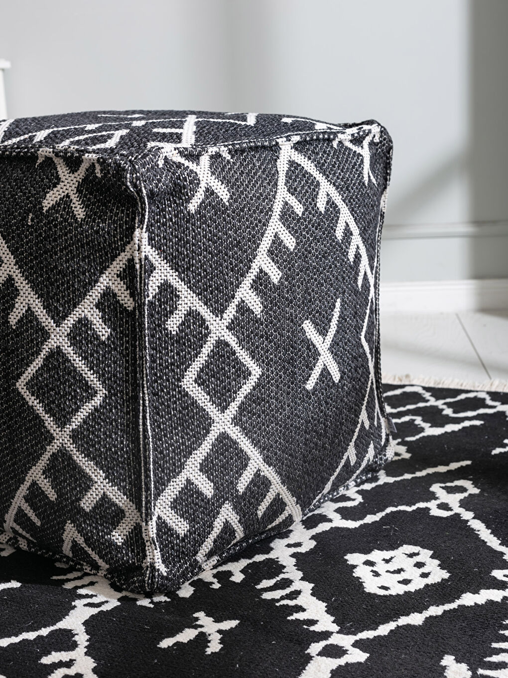 مسند للقدمين مزخرف-1