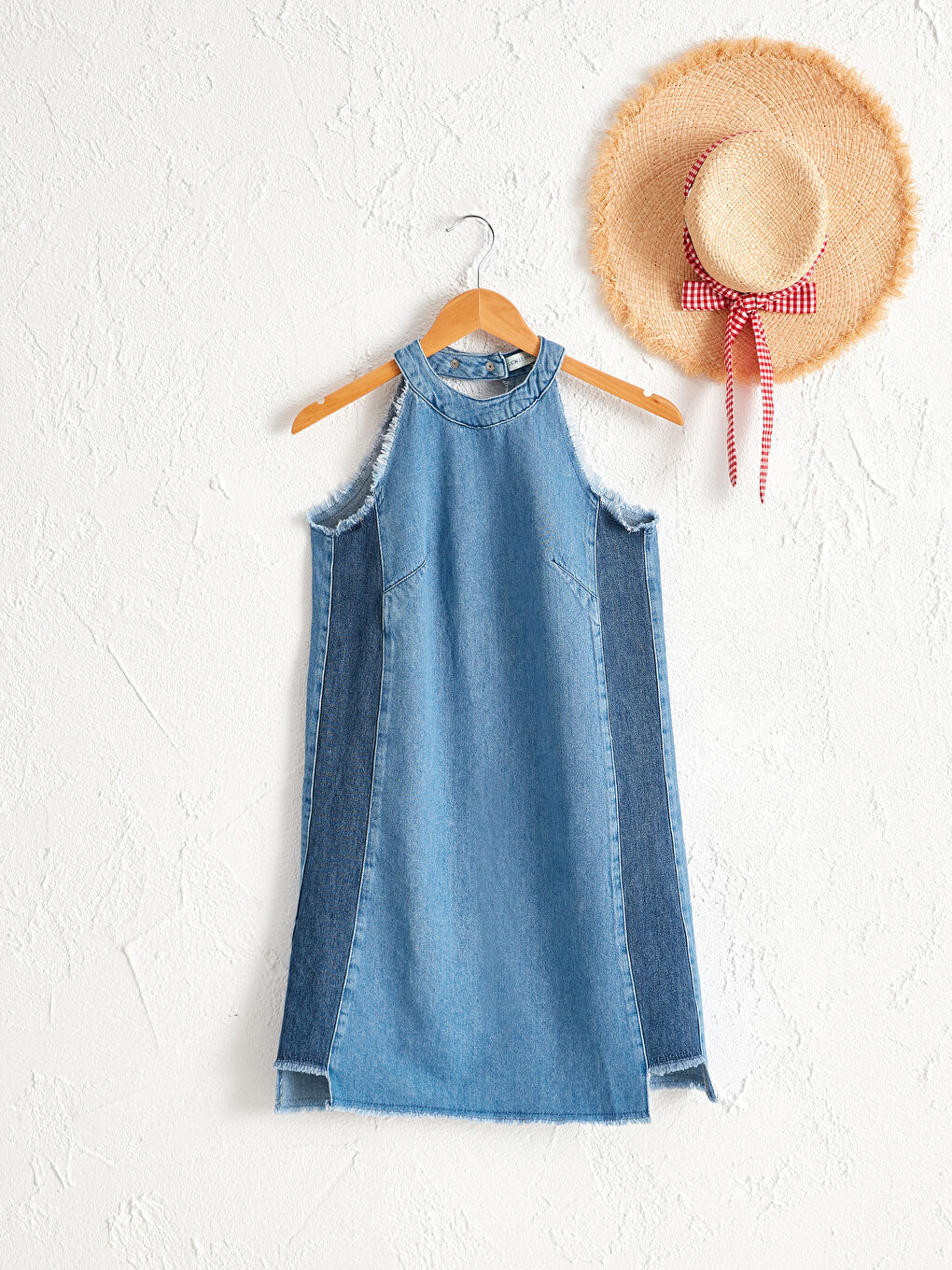 Джинсовое платье с воротником-халтер