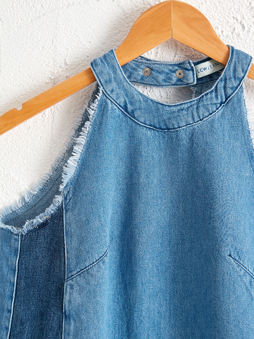 Джинсовое платье с воротником-халтер-2