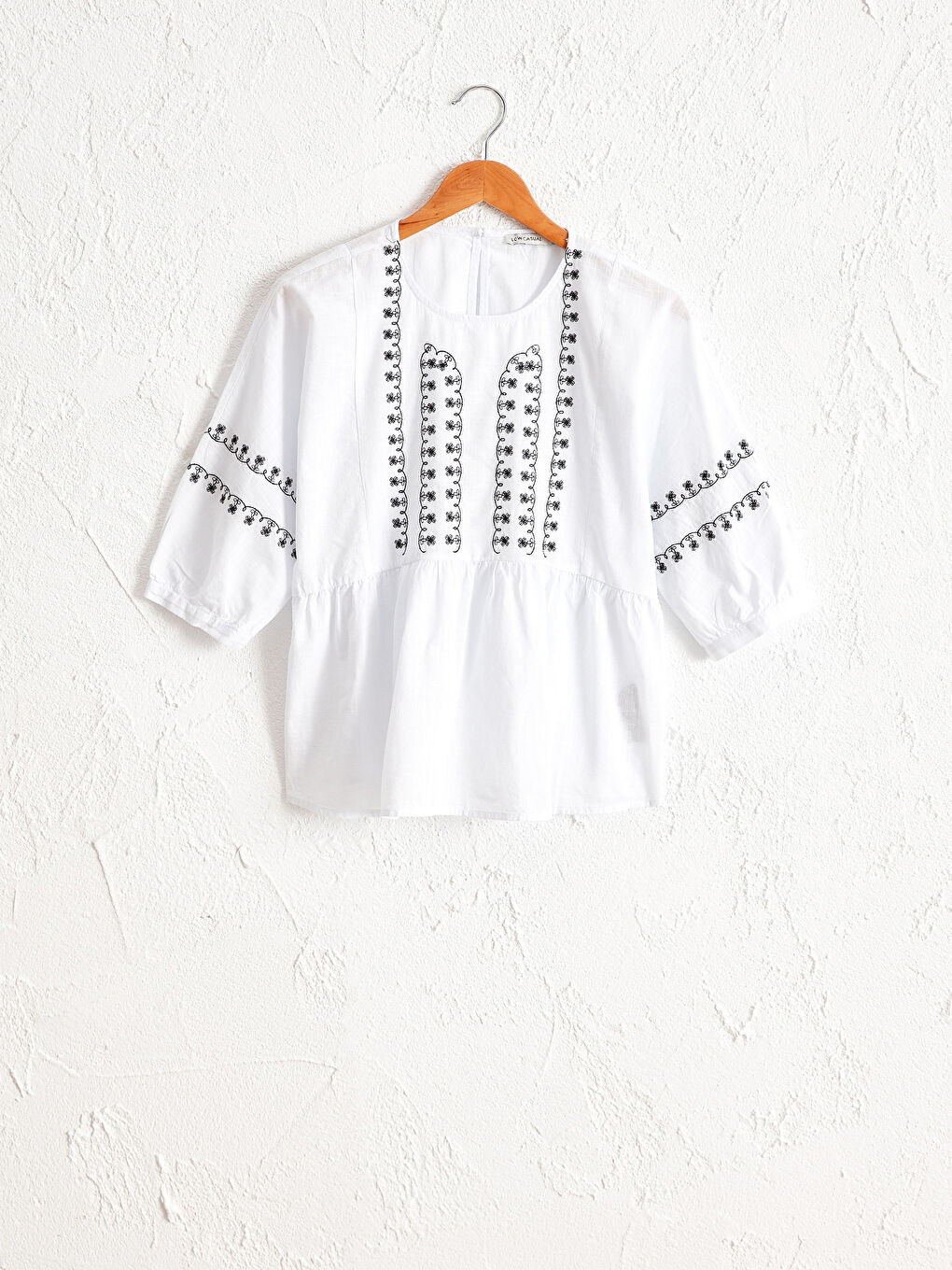 Ekru Bisiklet Yaka Nakışlı Poplin Kadın Bluz