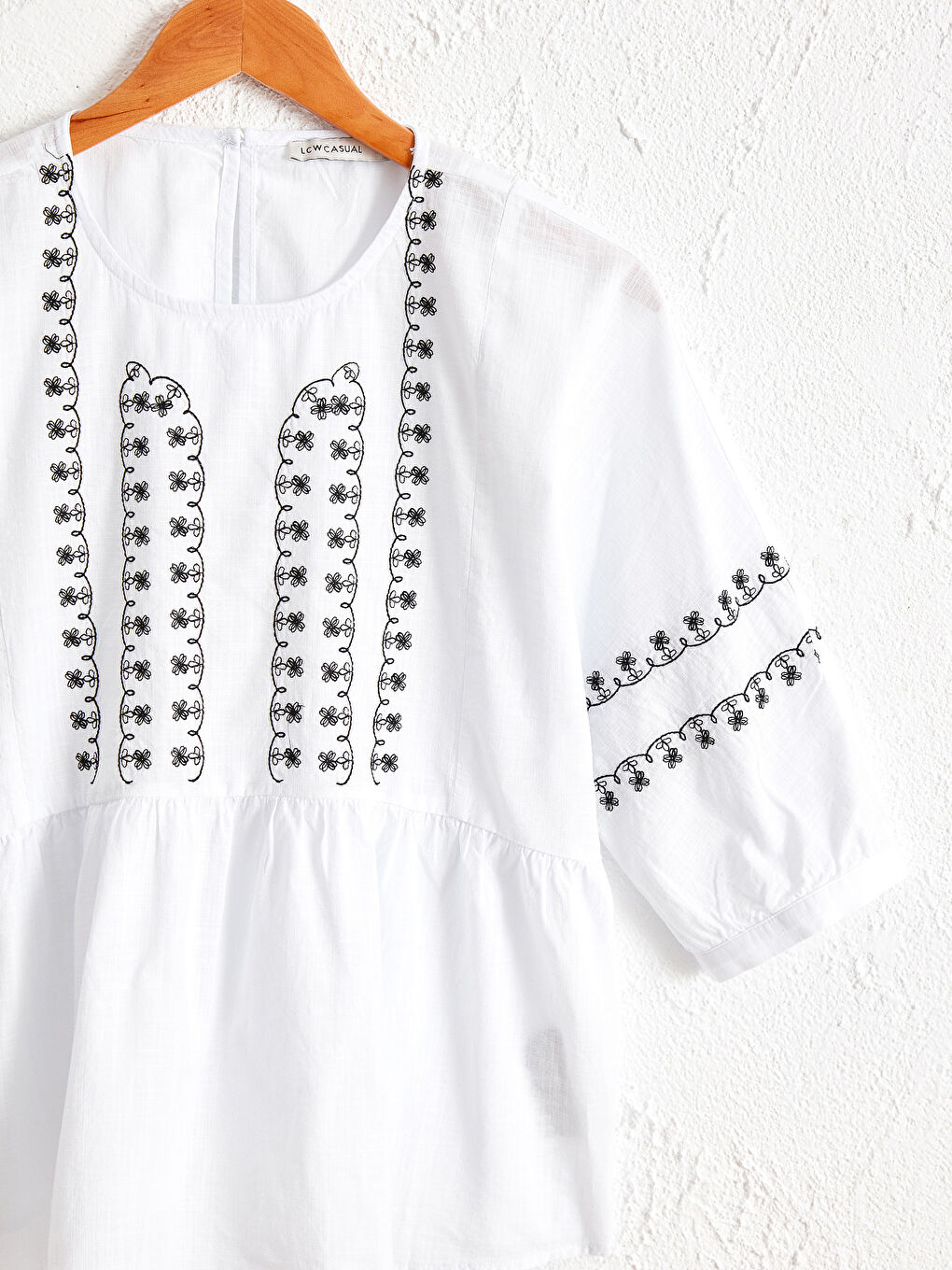 Ekru Bisiklet Yaka Nakışlı Poplin Kadın Bluz-4