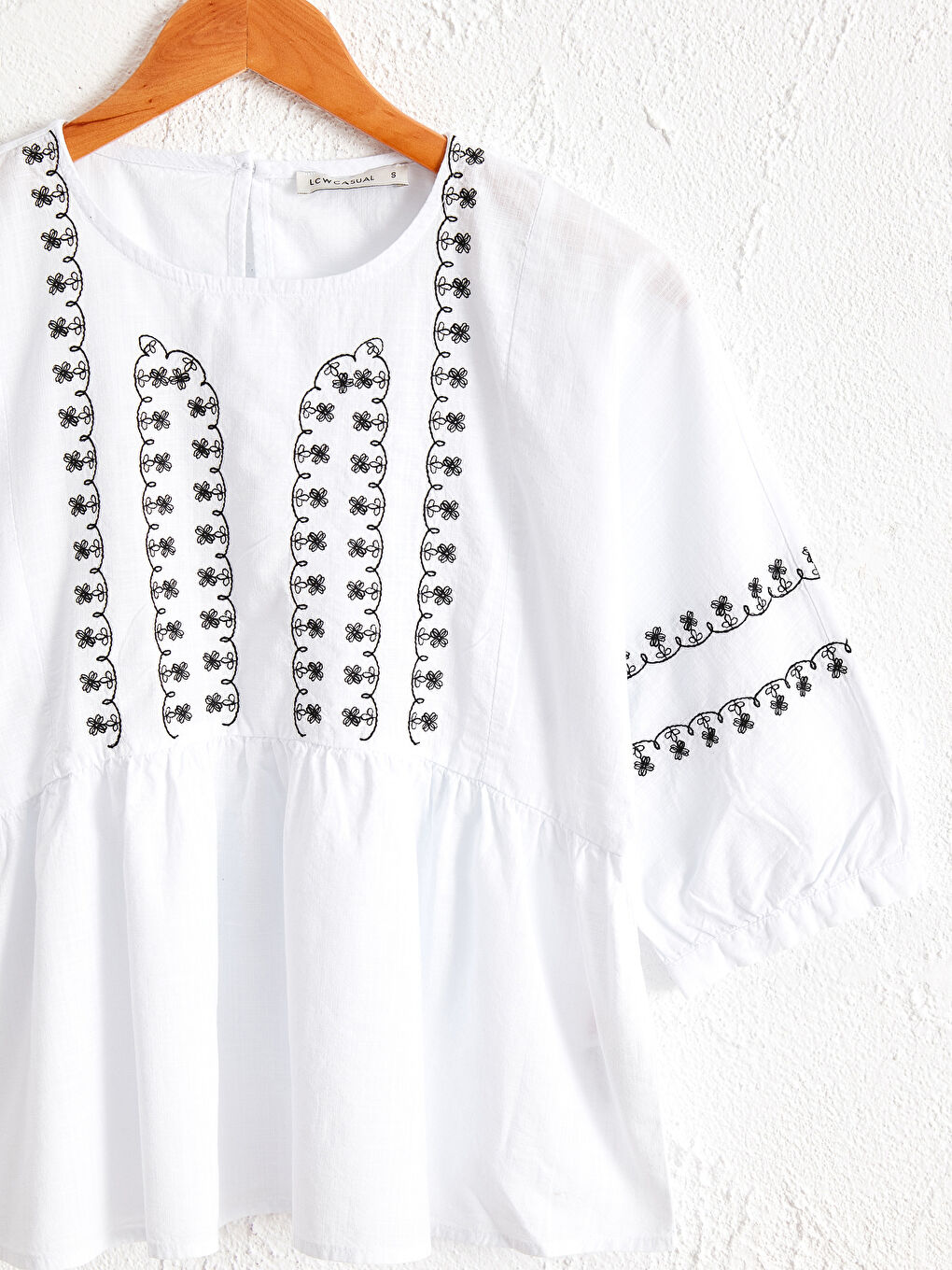 Ekru Bisiklet Yaka Nakışlı Poplin Kadın Bluz-2