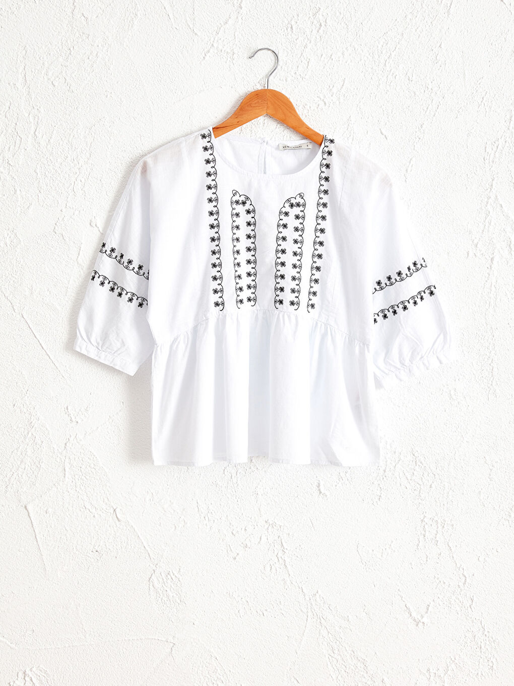 Ekru Bisiklet Yaka Nakışlı Poplin Kadın Bluz-1