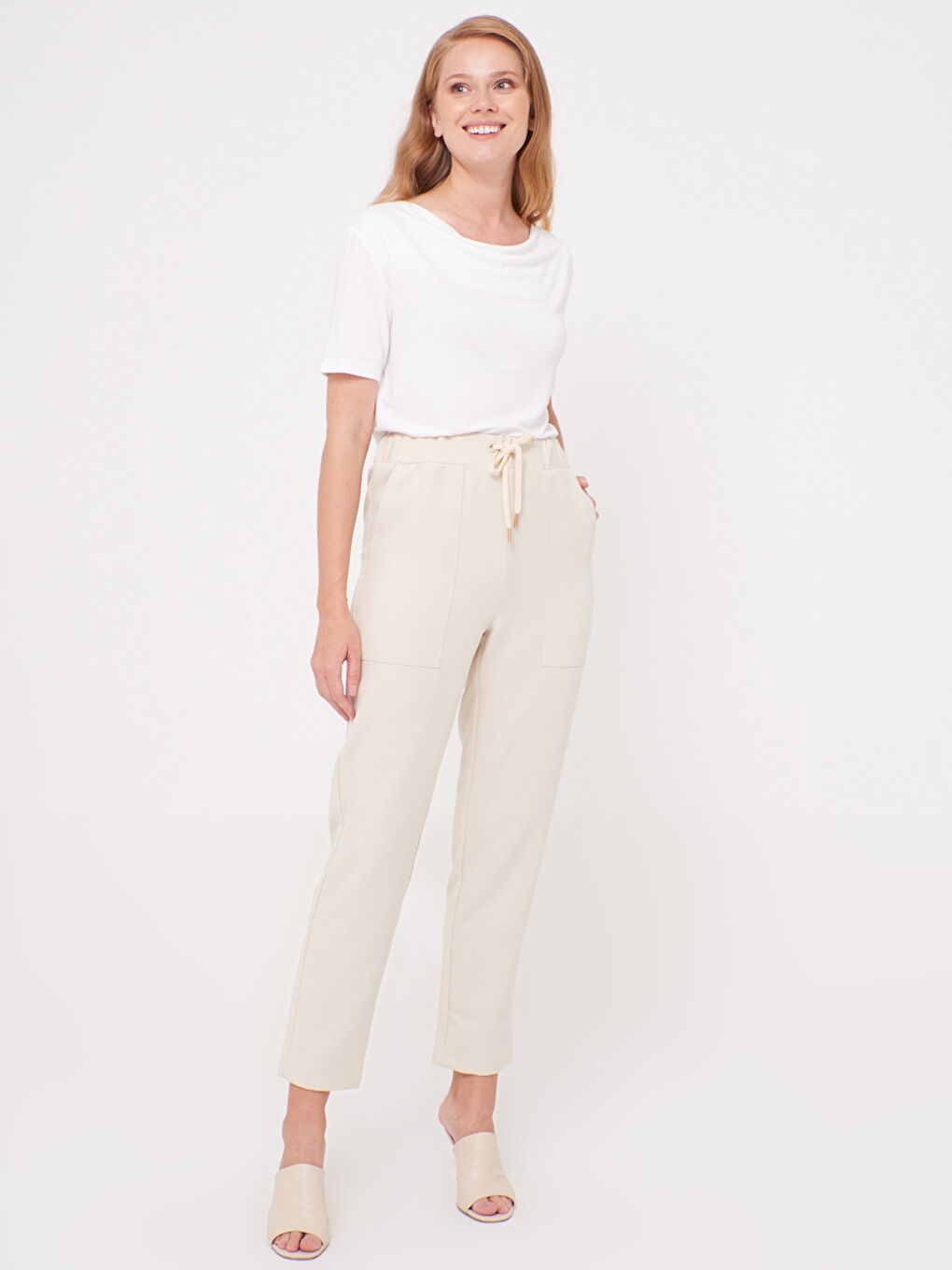 Fastening Detailed Waist Carrot Fit Trousers
