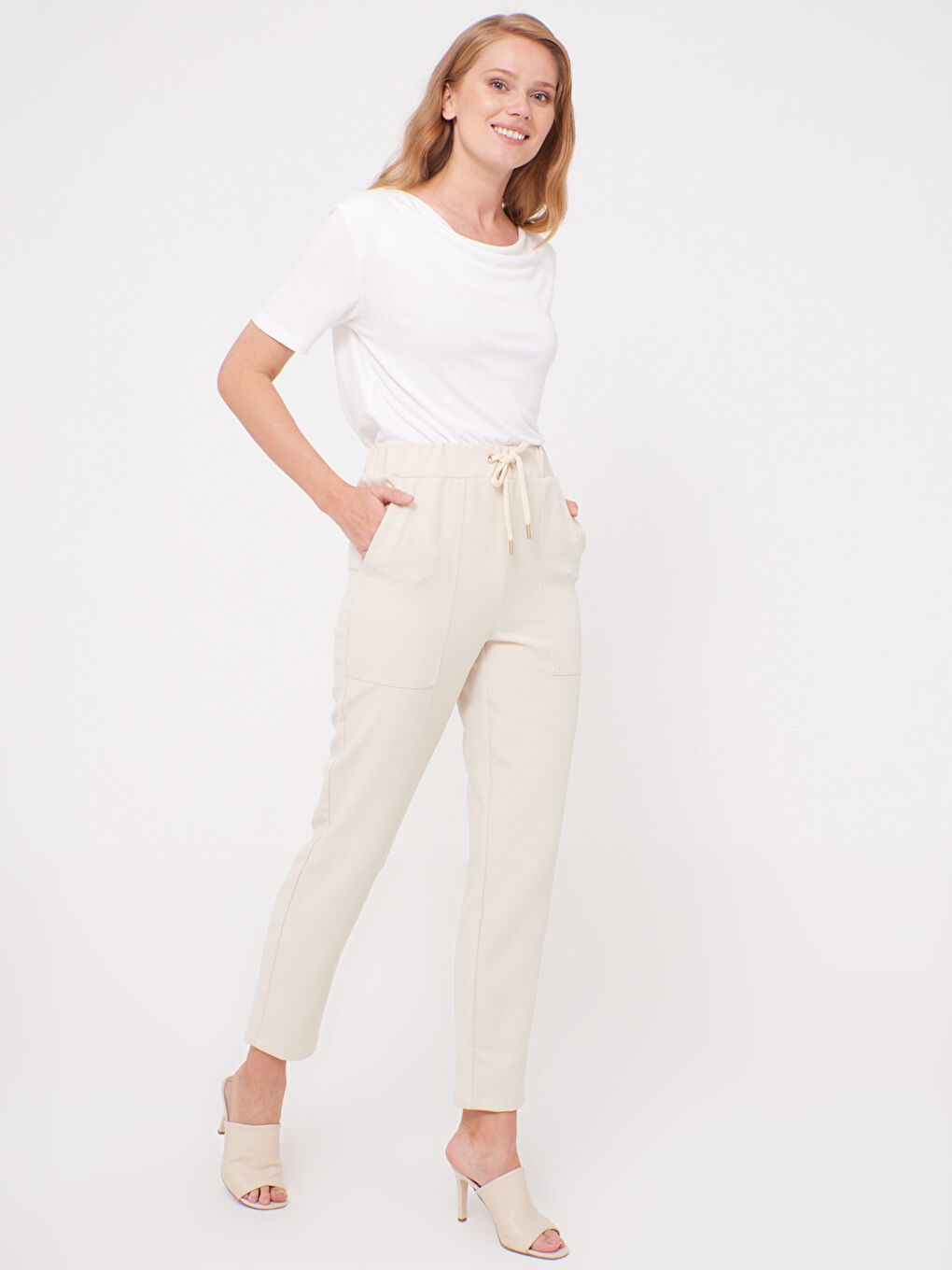 Fastening Detailed Waist Carrot Fit Trousers-1