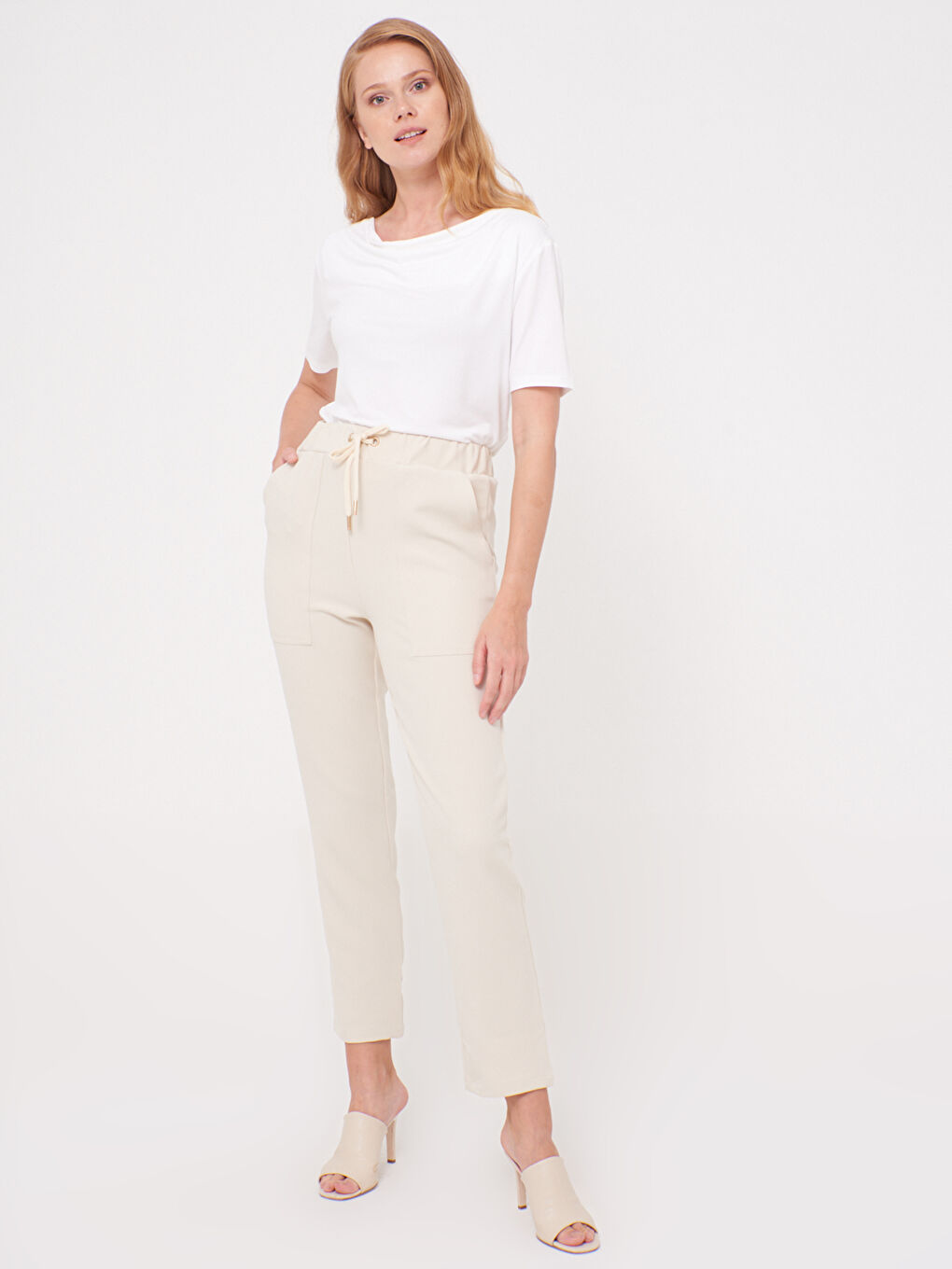 Fastening Detailed Waist Carrot Fit Trousers-2